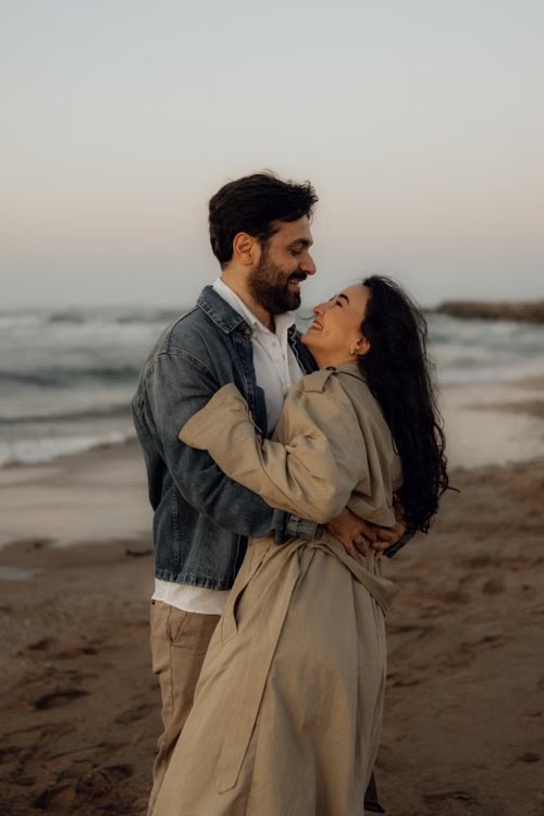 Giovanna ed Enzo abbracciati sulla spiaggia